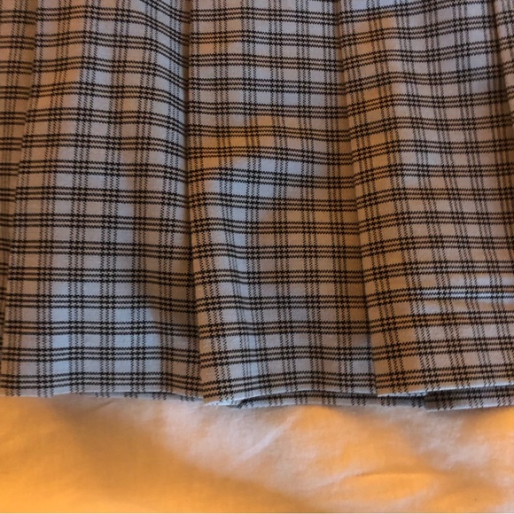 COPY - Aritzia pleated mini skirt - Picture 2 of 6